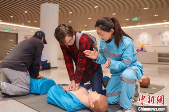 5月9日，工作人员指导留学生学习心肺复苏。张鹰 摄